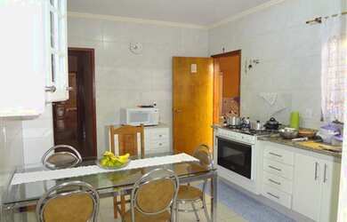 Imagem: A casa possui 2 Dormitórios, 1 Banheiro, 2 Vagas na garagem