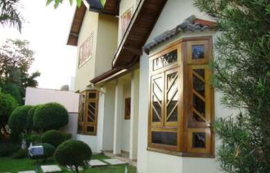 Imagem: A casa possui 4 Dormitórios, 2 Suítes, 5 Banheiros, 2 Vagas