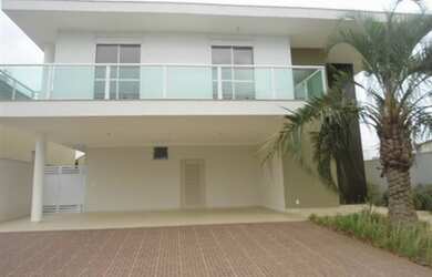 Imagem: A casa em condomínio possui 3 Dormitórios, 4 Banheiros, 450m²