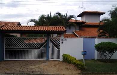 Imagem: A chácara possui 3 Dormitórios, 1 Suíte, 3 Banheiros, 4 Vagas