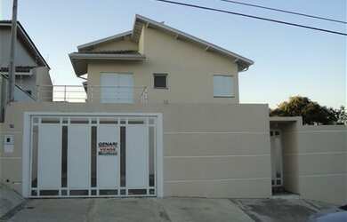 Imagem: A casa possui 3 Dormitórios, 1 Suíte, 2 Banheiros, 4 Vagas