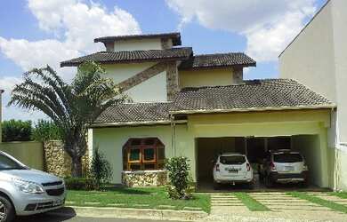 Imagem: A casa em condomínio possui 4 Dormitórios, 3 Suítes, 5 Banheiros