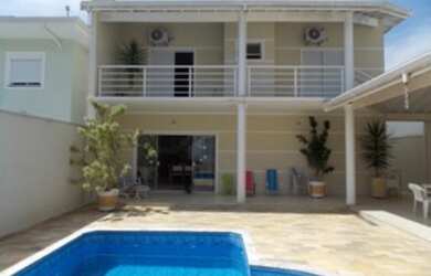 Imagem: A casa em condomínio possui 3 Dormitórios, 3 Suítes, 5 Banheiros