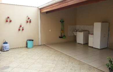 Imagem: A casa possui 3 Dormitórios, 1 Suíte, 2 Banheiros, 4 Vagas