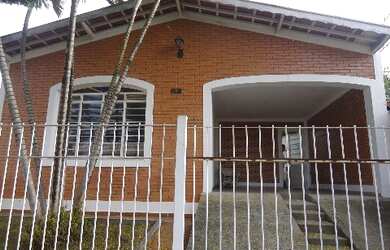 Imagem: A casa possui 2 Dormitórios, 2 Banheiros, 2 Vagas na garagem