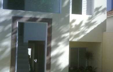 Imagem: A casa possui 3 Dormitórios, 1 Suíte, 3 Banheiros, 2 Vagas