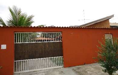 Imagem: A casa possui 2 Dormitórios, 2 Banheiros, 2 Vagas na garagem