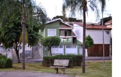 Imagem: A casa possui 3 Dormitórios, 1 Suíte, 3 Banheiros, 240m²