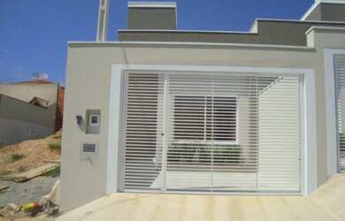 Imagem: A casa possui 3 Dormitórios, 1 Suíte, 3 Banheiros, 4 Vagas