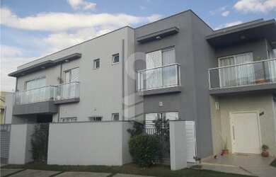 Imagem: A casa em condomínio possui 4 Dormitórios, 6 Banheiros, 311m²