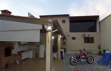 Imagem: A casa possui 3 Dormitórios, 1 Suíte, 3 Banheiros, 2 Vagas