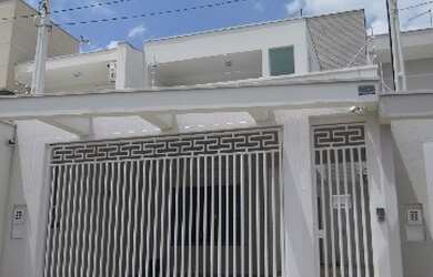 Imagem: A casa possui 3 Dormitórios, 1 Suíte, 3 Banheiros, 2 Vagas