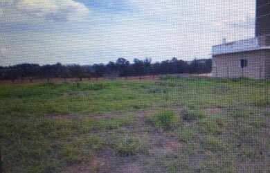 Imagem: O terreno à venda possui e está localizado em Terras de Mont