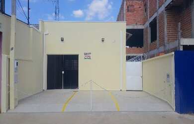 Imagem: A loja possui 4 Banheiros, 3 Vagas na garagem, 313m² de Área