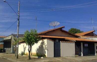 Imagem: A casa possui 2 Dormitórios, 2 Banheiros, 1 Vaga na garagem