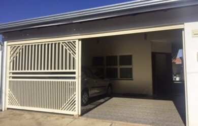 Imagem: A casa possui 2 Dormitórios, 2 Banheiros, 2 Vagas na garagem