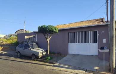 Imagem: A casa possui 2 Dormitórios, 1 Banheiro, 2 Vagas na garagem