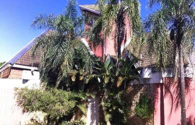 Imagem: A casa possui 6 Dormitórios, 2 Suítes, 4 Banheiros, 4 Vagas