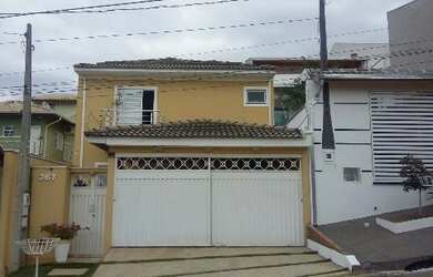 Imagem: A casa possui 3 Dormitórios, 3 Suítes, 5 Banheiros, 2 Vagas