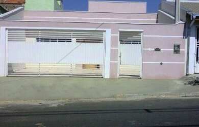 Imagem: A casa possui 3 Dormitórios, 1 Suíte, 2 Banheiros, 3 Vagas