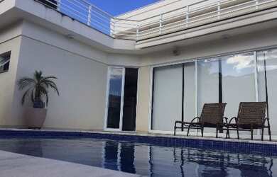 Imagem: A casa em condomínio possui 4 Dormitórios, 4 Suítes e 450m²