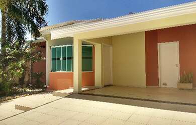 Imagem: A casa possui 3 Dormitórios, 1 Suíte, 3 Banheiros, 4 Vagas