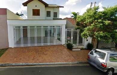 Imagem: A casa possui 4 Dormitórios, 2 Suítes, 4 Banheiros, 3 Vagas