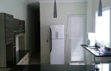 Imagem: A casa possui 2 Dormitórios, 2 Vagas na garagem, 150m² de