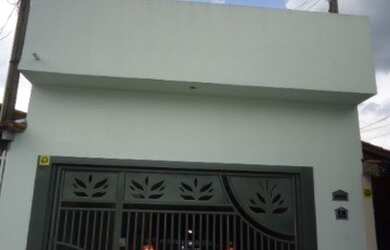 Imagem: A casa possui 3 Dormitórios, 1 Suíte, 3 Banheiros, 2 Vagas