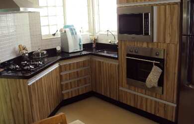 Imagem: A casa possui 3 Dormitórios, 1 Suíte, 3 Banheiros, 4 Vagas