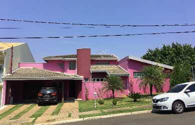 Imagem: A casa em condomínio possui 3 Dormitórios, 3 Suítes, 5 Banheiros