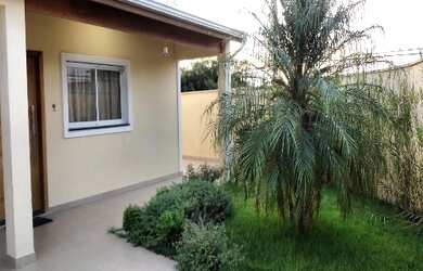 Imagem: A casa possui 3 Dormitórios, 1 Suíte, 1 Banheiro, 2 Vagas