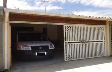 Imagem: A casa possui 3 Dormitórios, 2 Banheiros, 2 Vagas na garagem