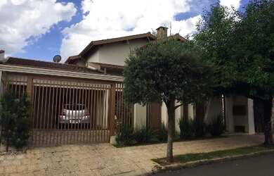 Imagem: A casa possui 3 Dormitórios, 3 Suítes, 2 Banheiros, 3 Vagas