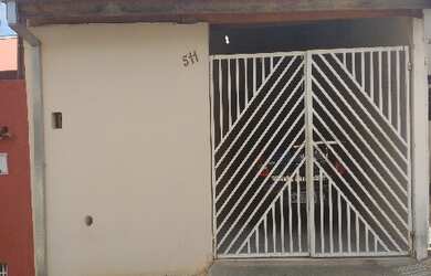 Imagem: A casa possui 2 Dormitórios, 1 Banheiro, 2 Vagas na garagem