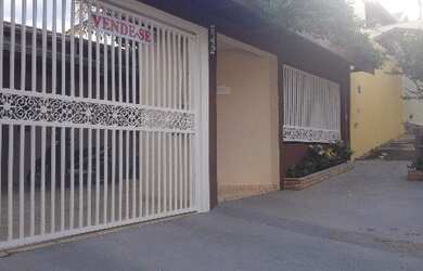 Imagem: A casa possui 3 Dormitórios, 2 Banheiros, 3 Vagas na garagem