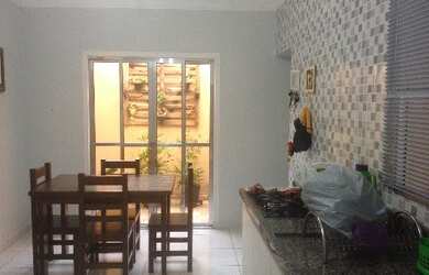 Imagem: A casa possui 3 Dormitórios, 1 Suíte, 2 Banheiros, 4 Vagas