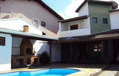 Imagem: A casa possui 3 Dormitórios, 3 Banheiros, 4 Vagas na garagem