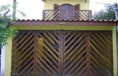 Imagem: A casa possui 3 Dormitórios, 2 Banheiros, 2 Vagas na garagem