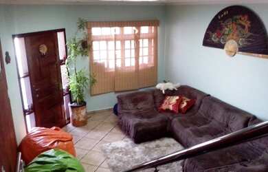 Imagem: A casa possui 3 Dormitórios, 1 Suíte, 3 Banheiros, 4 Vagas