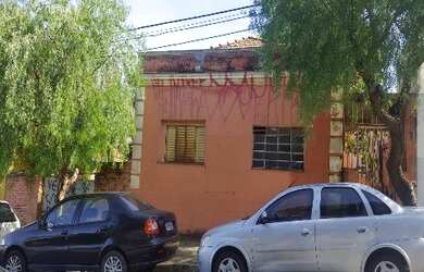 Imagem: A loja possui 3 Dormitórios, 1 Banheiro, 2 Vagas na garagem