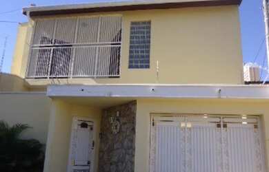 Imagem: A casa possui 3 Dormitórios, 1 Suíte, 4 Banheiros, 3 Vagas