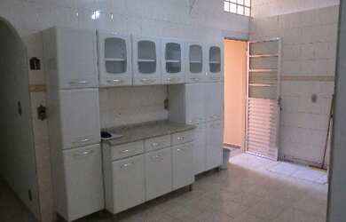 Imagem: A casa possui 2 Dormitórios, 2 Banheiros, 2 Vagas na garagem