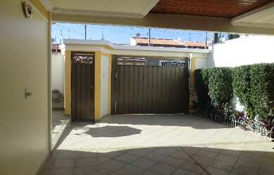 Imagem: A casa possui 2 Dormitórios, 1 Suíte, 2 Banheiros, 4 Vagas