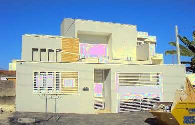 Imagem: A casa possui 3 Dormitórios, 3 Suítes, 6 Banheiros, 253m²