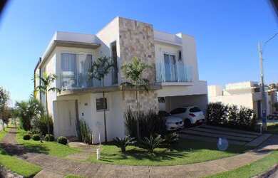 Imagem: A casa em condomínio possui 4 Dormitórios, 4 Suítes, 5 Banheiros