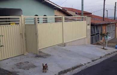 Imagem: A casa possui 2 Dormitórios, 1 Banheiro, 4 Vagas na garagem