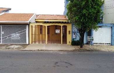 Imagem: A casa possui 2 Dormitórios, 1 Banheiro, 2 Vagas na garagem