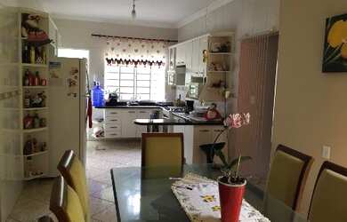 Imagem: A casa possui 4 Dormitórios, 2 Suítes, 4 Banheiros, 2 Vagas