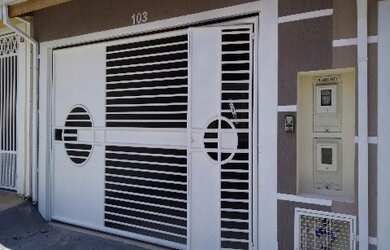 Imagem: A casa possui 3 Dormitórios, 1 Suíte, 2 Banheiros, 2 Vagas